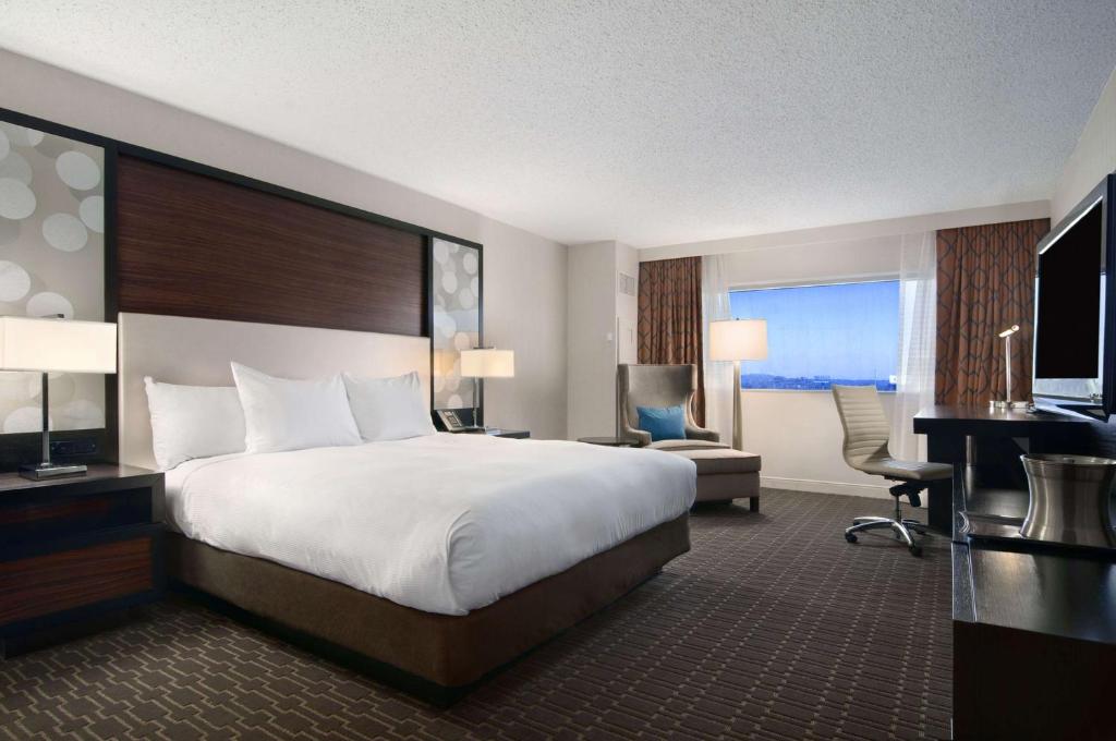 Hilton Atlanta Airport - Chambre King Avec Douche Roll-In - Mobilité/Écoute Accessible