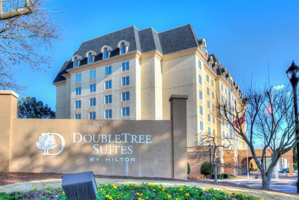 uma representação do edifício das suites de madeira em Doubletree Suites by Hilton at The Battery Atlanta em Atlanta