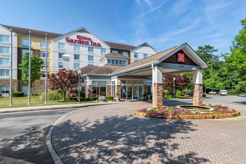 een hotel met een bord waarop staat "virgin garden inn" bij Hilton Garden Inn Atlanta Northeast/Gwinnett Sugarloaf in Duluth