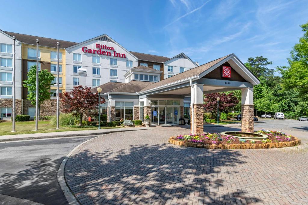 a hotel with a sign that reads virgin garden inn at Hilton Garden Inn Atlanta Northeast/Gwinnett Sugarloaf in Duluth