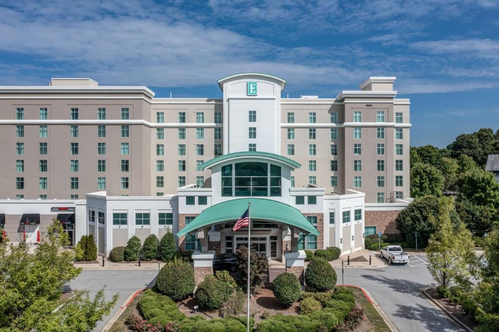 an exterior view of a hotel at Embassy Suites Atlanta - Kennesaw Town Center in Kennesaw