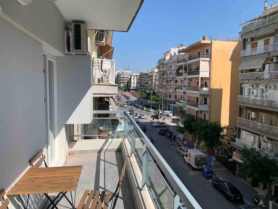 een balkon met uitzicht op een stadsstraat bij Lux appartment , 3 rooms full extra , city center in Thessaloniki