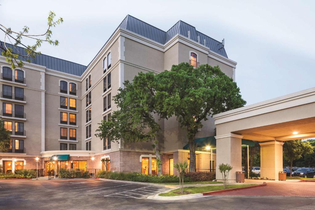 DoubleTree by Hilton Austin-University Area photo