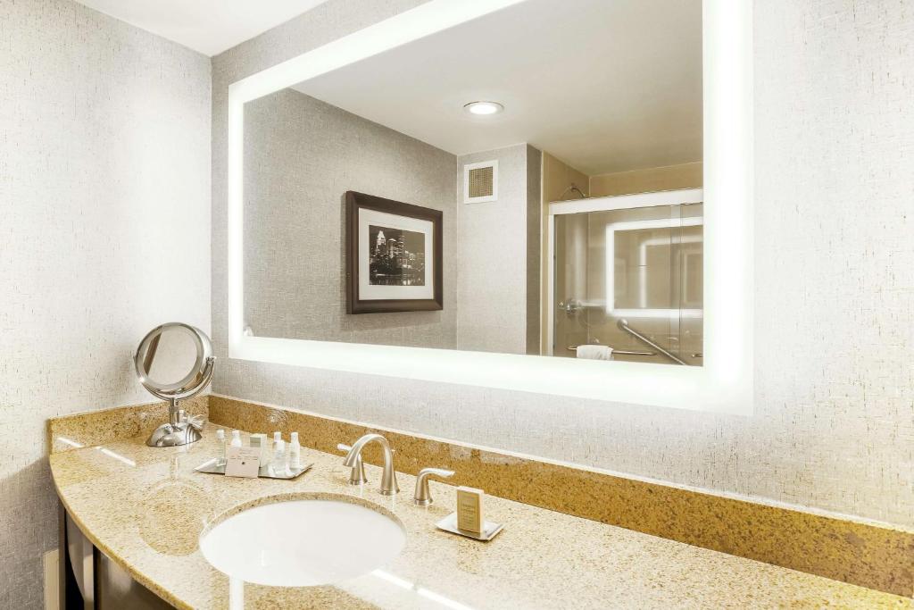 DoubleTree by Hilton Austin-University Area photo