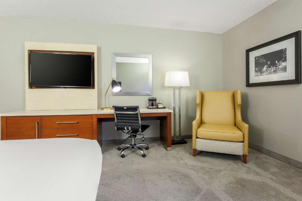 DoubleTree by Hilton Austin-University Area photo