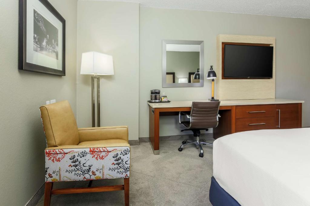 DoubleTree by Hilton Austin-University Area photo