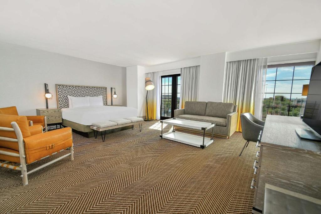 TV a/nebo společenská místnost v ubytování DoubleTree by Hilton Austin
