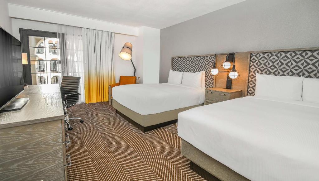 Postel nebo postele na pokoji v ubytování DoubleTree by Hilton Austin