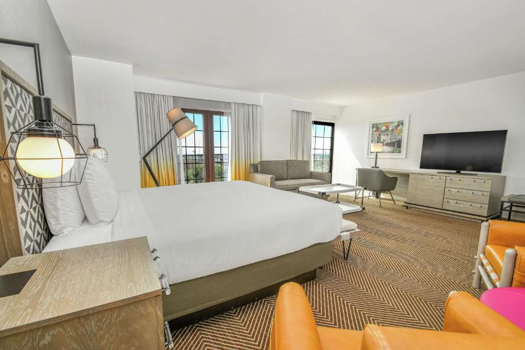 Postel nebo postele na pokoji v ubytování DoubleTree by Hilton Austin