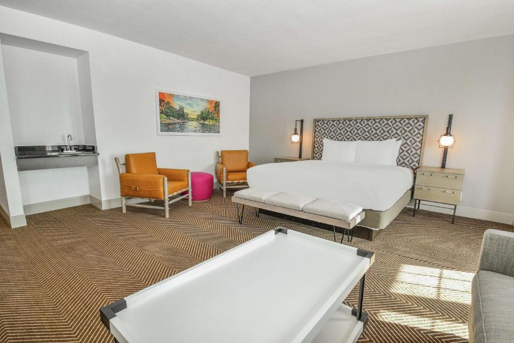Postel nebo postele na pokoji v ubytování DoubleTree by Hilton Austin