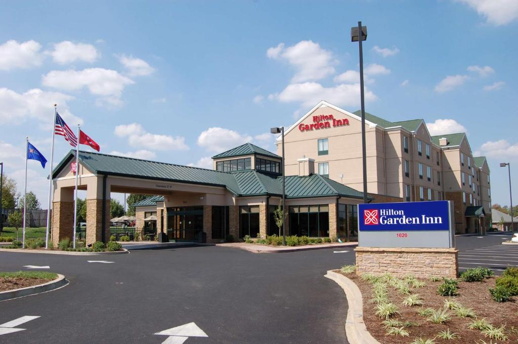 un hotel con un cartel frente a un edificio en Hilton Garden Inn Bowling Green, en Bowling Green