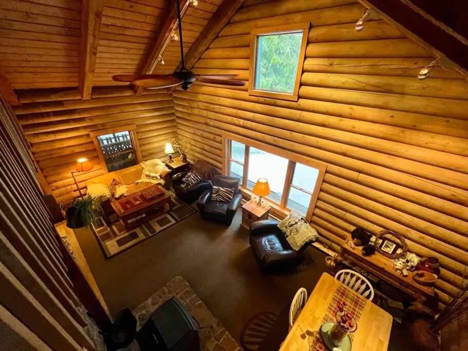 una vista aérea de una sala de estar en una cabaña de madera en 3-Level Log Cabin near Silverwood - Tranquil, en Spirit Lake