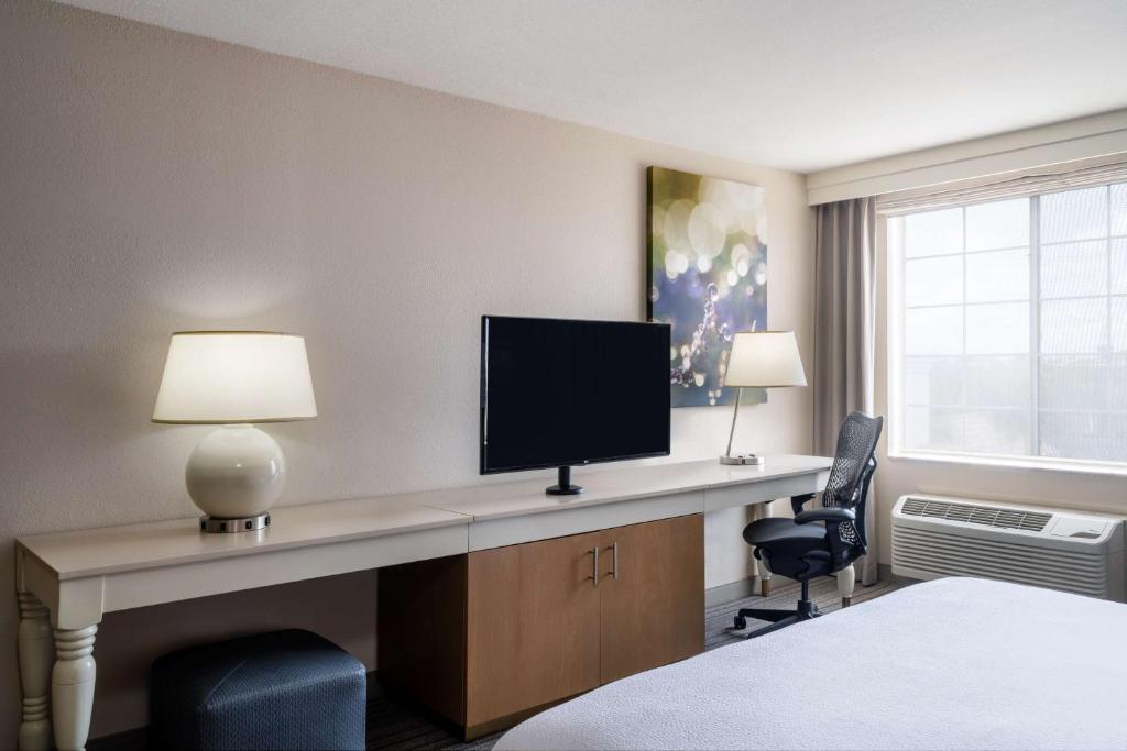 Hilton Garden Inn Bakersfield - King Room With Bath Tub - Disability Access