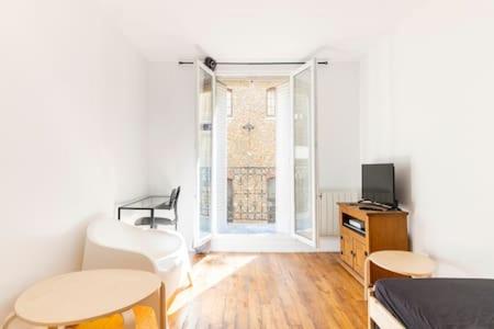 une chambre avec un lit, un bureau et une télévision dans l'établissement New Entiry apartment-Private rooms in Paris, à Paris