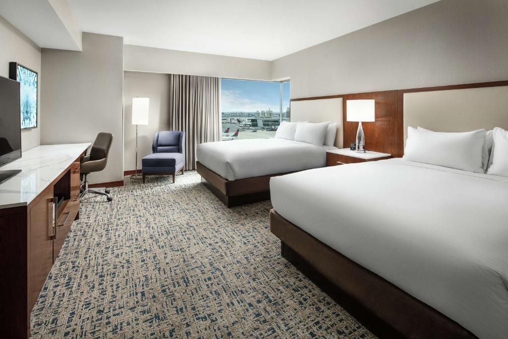 Hilton Boston Logan Airport - Комната Королевы Королевы С Двумя Койками Королевы
