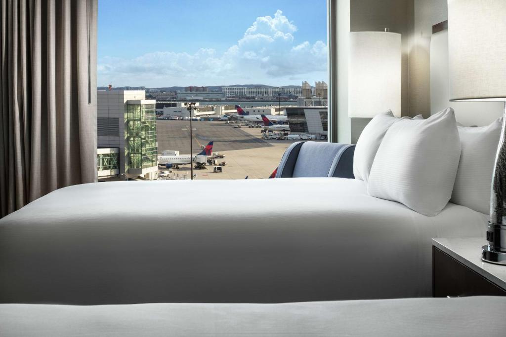 Hilton Boston Logan Airport - Комната Королевы С Двумя Кроватями Королевы И Аэропортом Вид - Не Курить