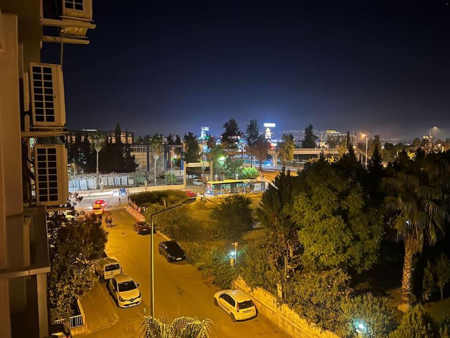 Nespecifikovaný výhled na destinaci Antalya nebo výhled na město při pohledu z apartmánu