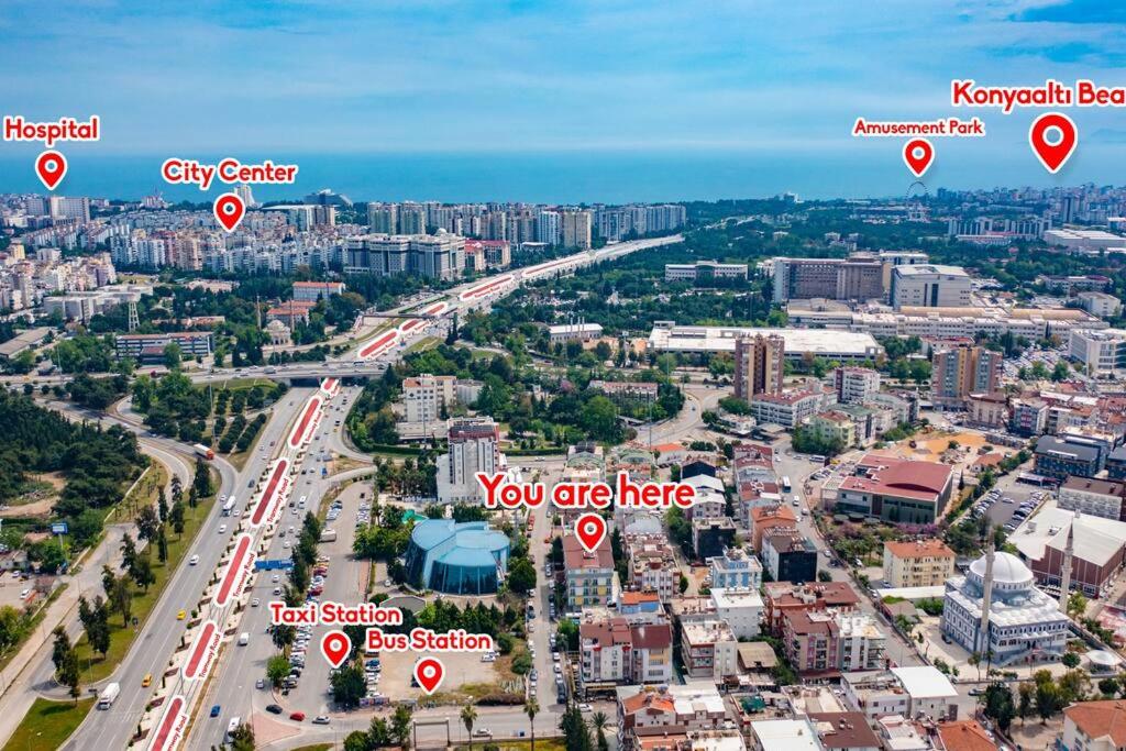 Nespecifikovaný výhled na destinaci Antalya nebo výhled na město při pohledu z apartmánu
