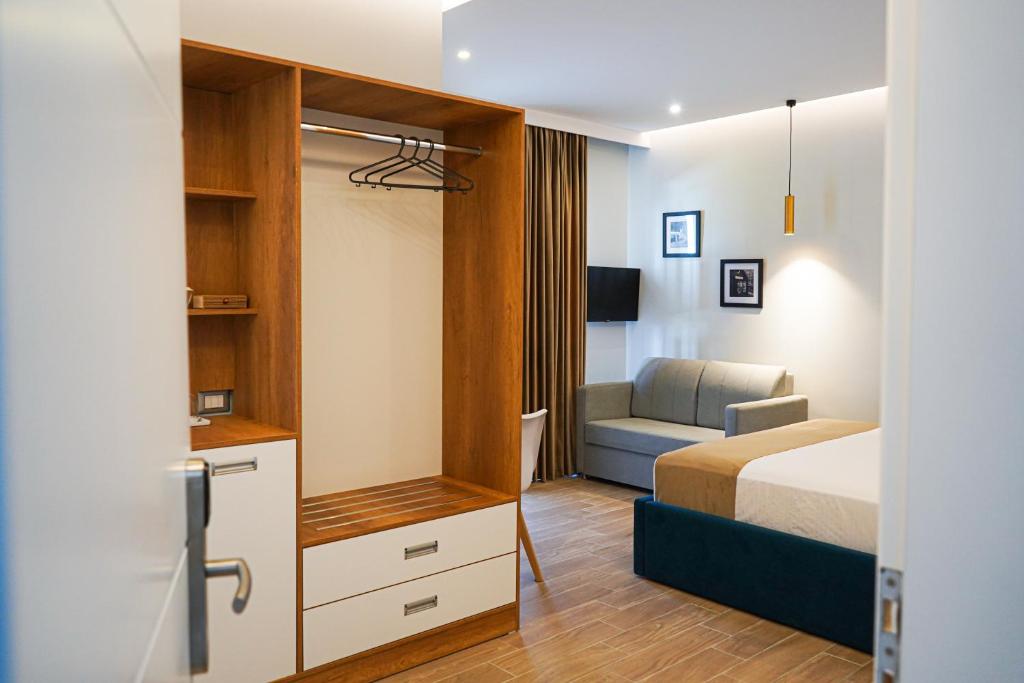 ein Hotelzimmer mit einem Bett und einem Sofa in der Unterkunft Hotel DelMar in Golem