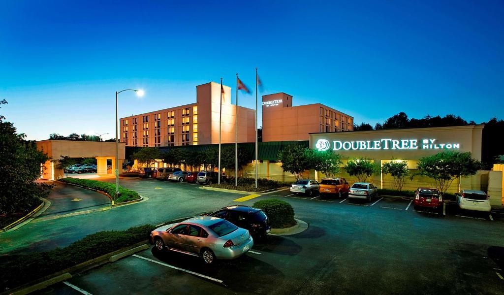 a parking lot with cars parked in front of a building at DoubleTree by Hilton Baltimore - BWI Airport in Linthicum Heights