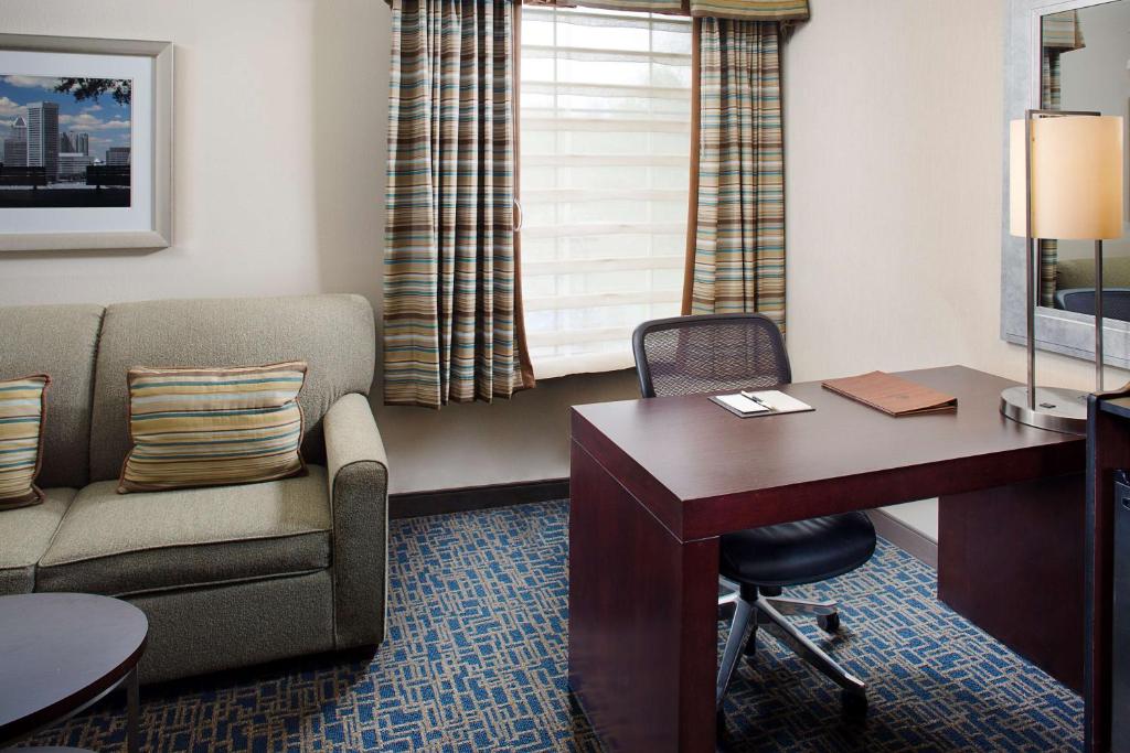 DoubleTree by Hilton Baltimore - BWI Airport - King Room With Sofa Bed - Non-Smoking