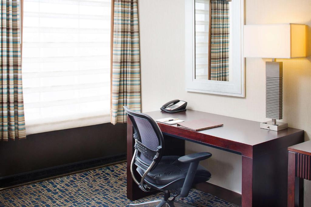 DoubleTree by Hilton Baltimore - BWI Airport - Queen Room - Non-Smoking