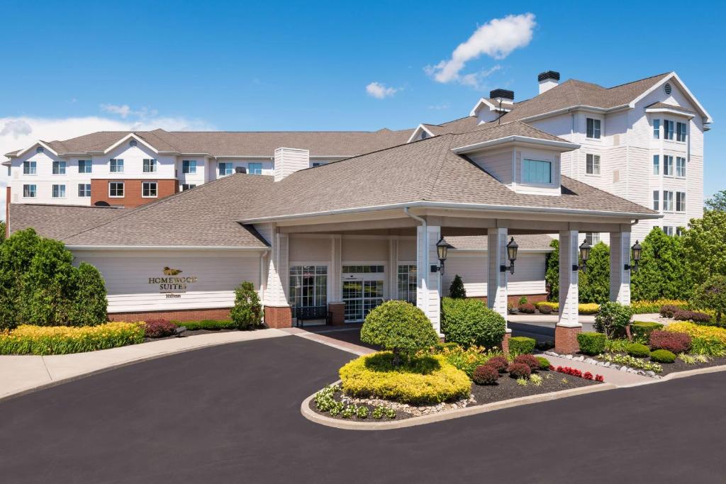 uma casa com uma entrada em frente em Homewood Suites by Hilton Buffalo-Amherst em Amherst