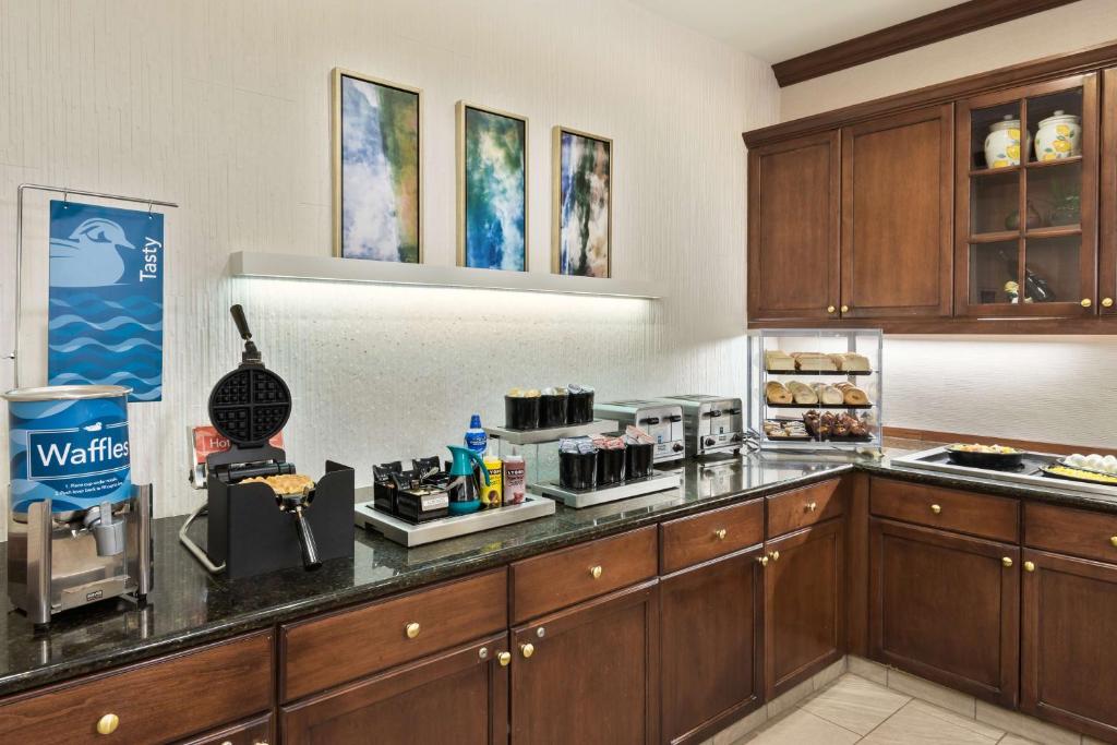 Kuchyň nebo kuchyňský kout v ubytování Homewood Suites by Hilton Buffalo-Amherst