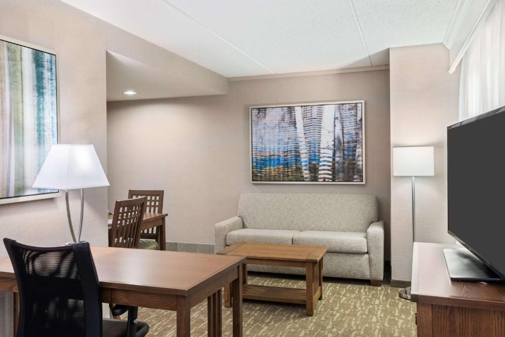 TV a/nebo společenská místnost v ubytování Homewood Suites by Hilton Buffalo-Amherst