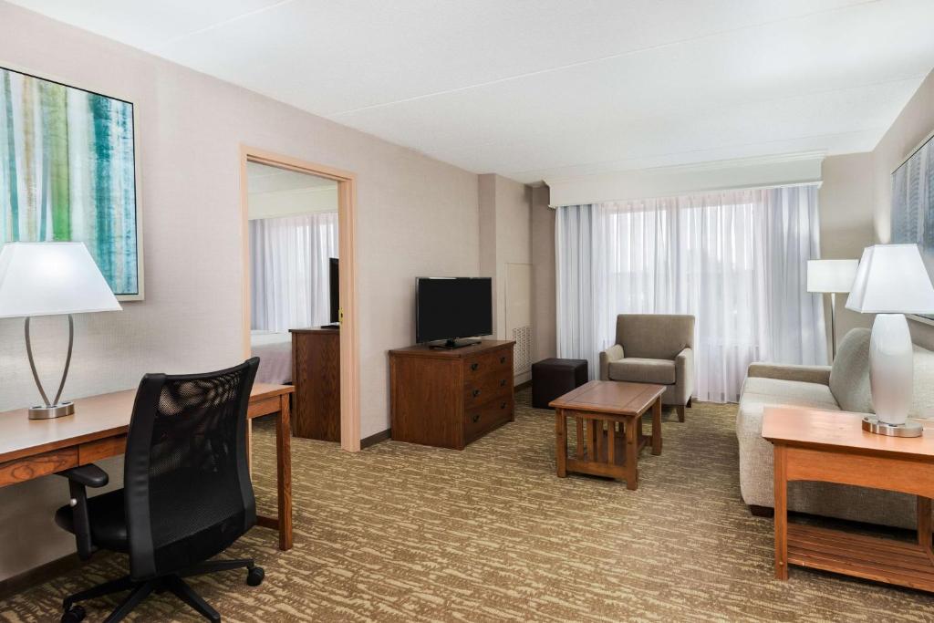TV a/nebo společenská místnost v ubytování Homewood Suites by Hilton Buffalo-Amherst