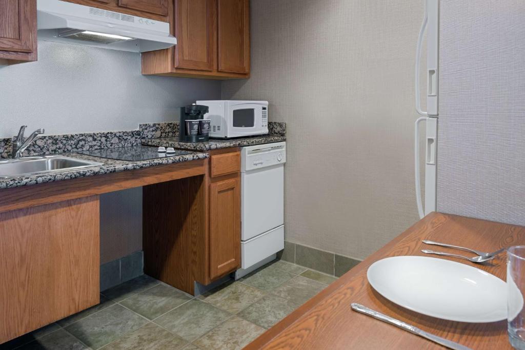 Kuchyň nebo kuchyňský kout v ubytování Homewood Suites by Hilton Buffalo-Amherst