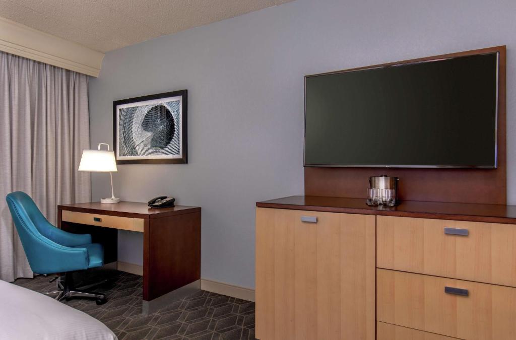 TV a/nebo společenská místnost v ubytování DoubleTree by Hilton Columbia
