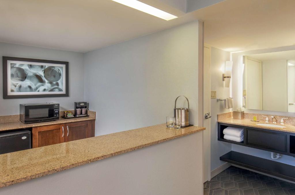 Kuchyň nebo kuchyňský kout v ubytování DoubleTree by Hilton Columbia