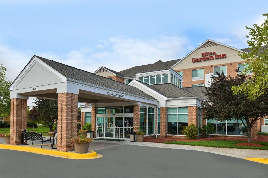 uma vista frontal de um hotel com estacionamento em Hilton Garden Inn Columbia em Columbia