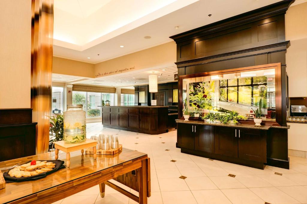 a large living room with a fish tank at Hilton Garden Inn Columbia/Northeast in Columbia