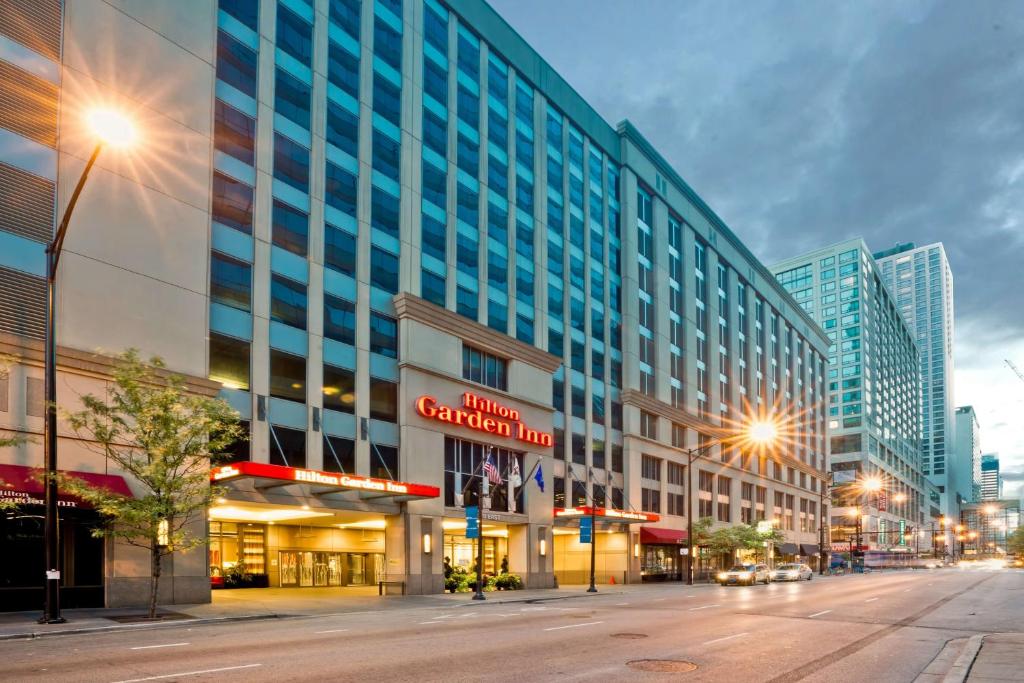 een stadsstraat met een groot gebouw in een straat bij Hilton Garden Inn Chicago Downtown/Magnificent Mile in Chicago