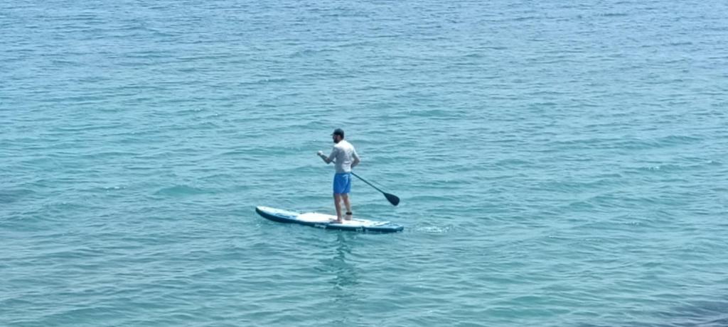 een man op een paddleboard in het water bij Christinas 1 in Nerántza