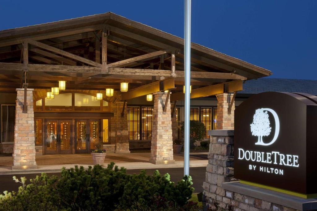 un árbol de Dohridge por infusión frente a un edificio en DoubleTree by Hilton Libertyville-Mundelein, en Mundelein