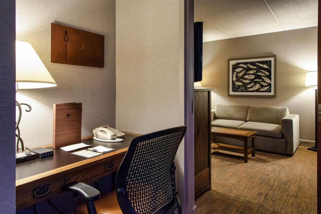 DoubleTree by Hilton Libertyville-Mundelein - One-Bedroom King Suite With Sofa Bed - Non-Smoking