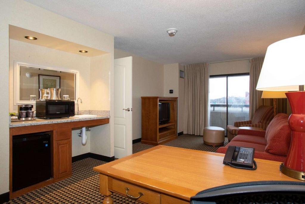 Hilton Suites Chicago/Oakbrook Terrace - 