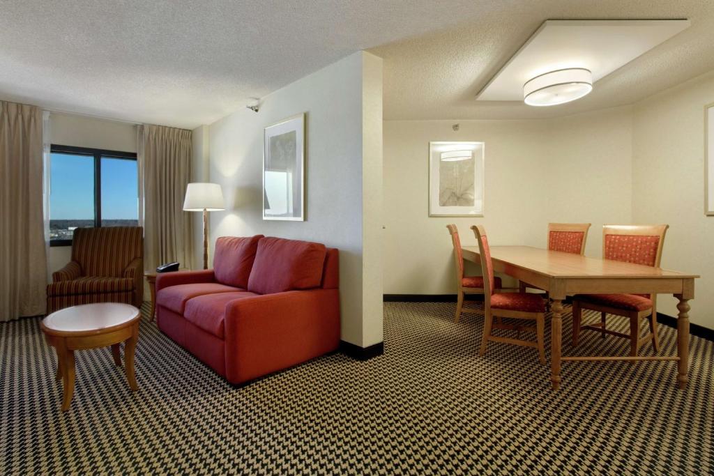Hilton Suites Chicago/Oakbrook Terrace - 