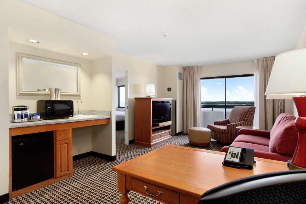 Hilton Suites Chicago/Oakbrook Terrace - 