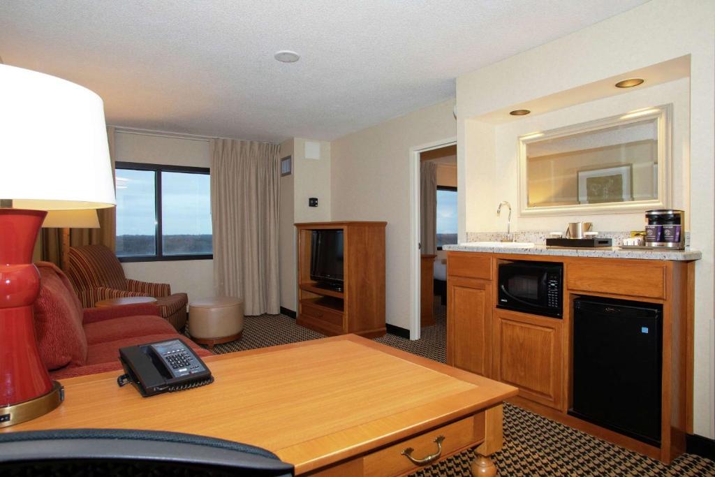 Hilton Suites Chicago/Oakbrook Terrace - 