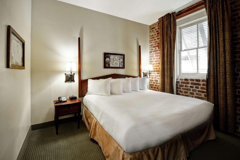 Embassy Suites Charleston - Historic District - King Suite Van Twee Kamers-niet-roken