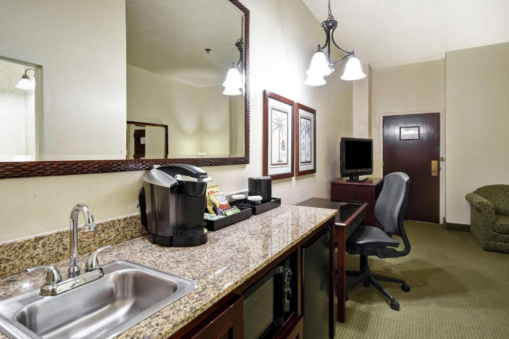 Embassy Suites Charleston - Historic District - King Room With Roll-In Shower - Disability Access