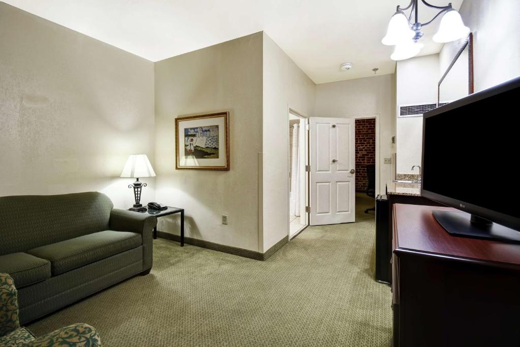 Embassy Suites Charleston - Historic District - King Studio Met Park View