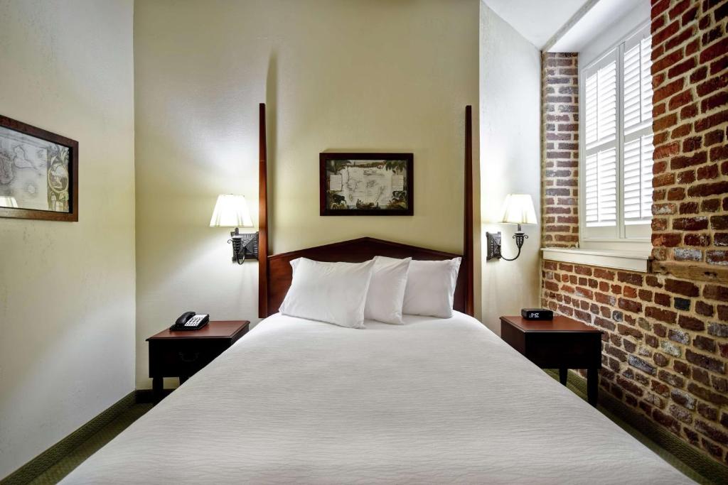 Embassy Suites Charleston - Historic District - 女王套房残疾和听力访问/不吸烟