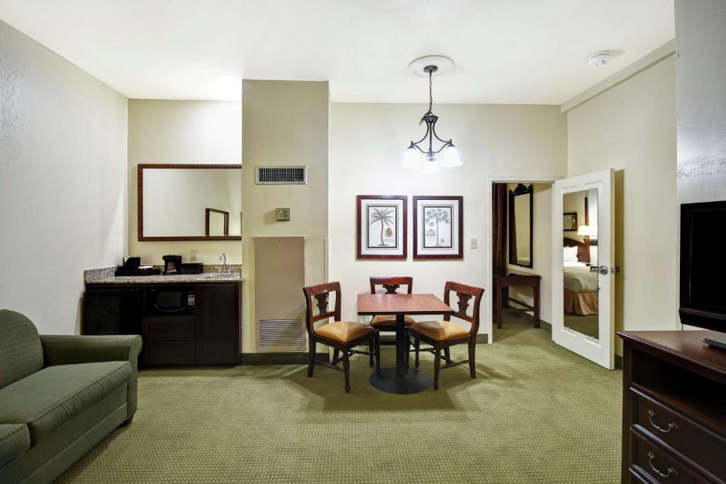 Embassy Suites Charleston - Historic District - Corner King Suite