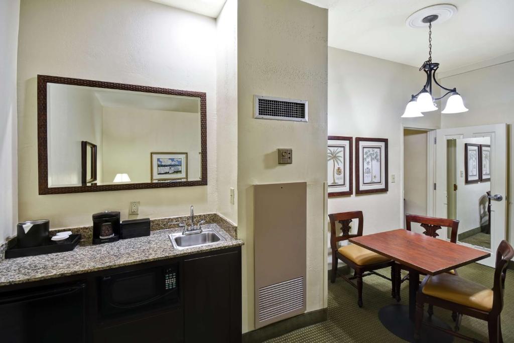 Embassy Suites Charleston - Historic District - One-Bedroom Room With Two Queen Beds - Non Smoking
