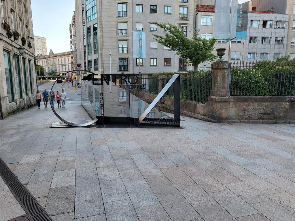 a sculpture on a city street with buildings at CASA MARUXA pensión in Pontevedra
